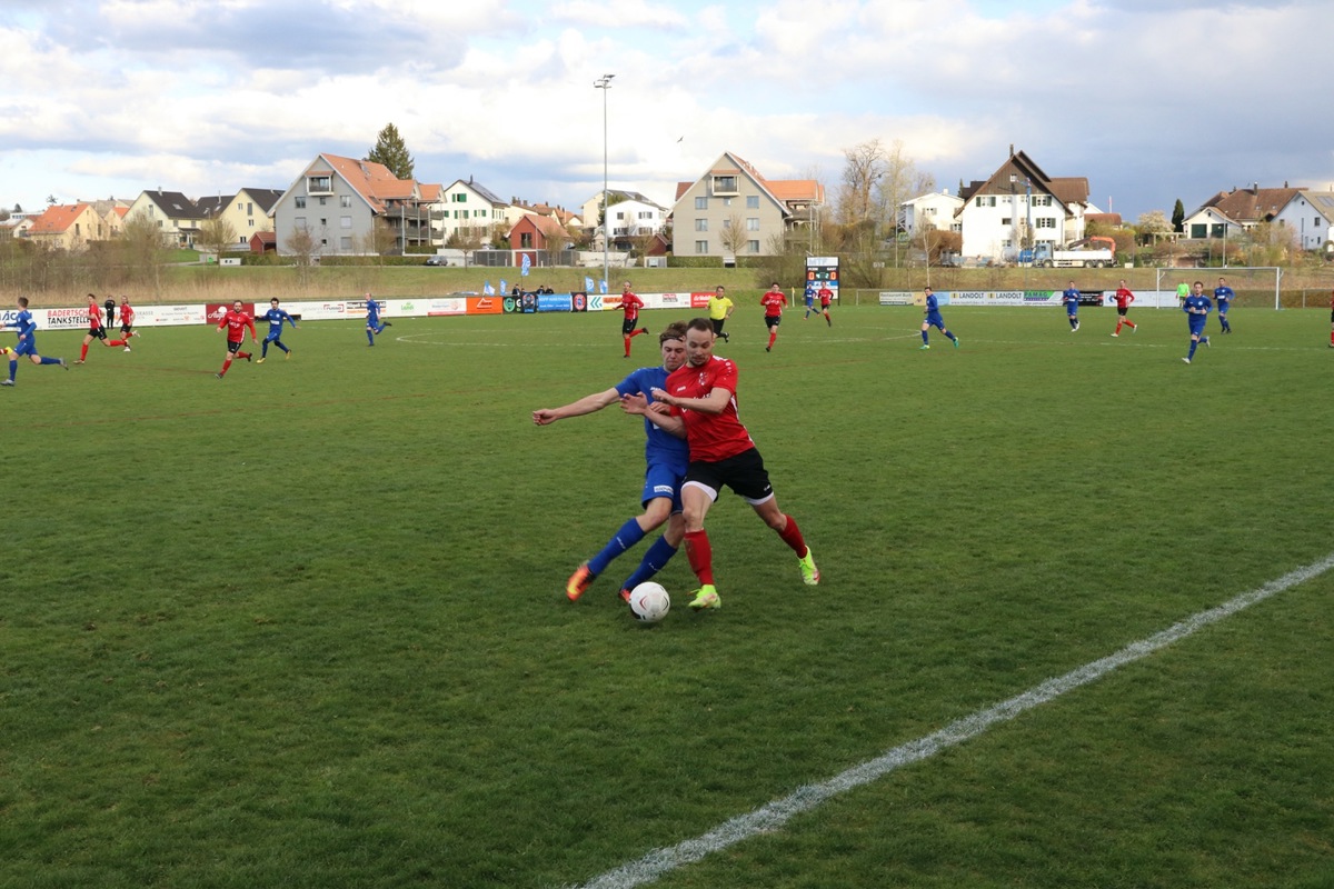 Am «Strich» wird um jeden Zentimeter beziehungsweise Punkt gekämpft. Mittendrin: der FC Ellikon/Marthalen (blau).