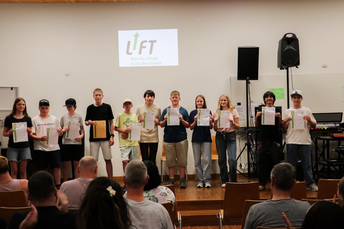 In diesem Jahrgang nahmen 15 Schülerinnen und Schüler der Sekundarschulen Flaachtal und Stammheim am Lift-Projekt teil. Sie sind nun in der neunten Klasse und durften am Dienstag ihr Lift-Diplom entgegennehmen.