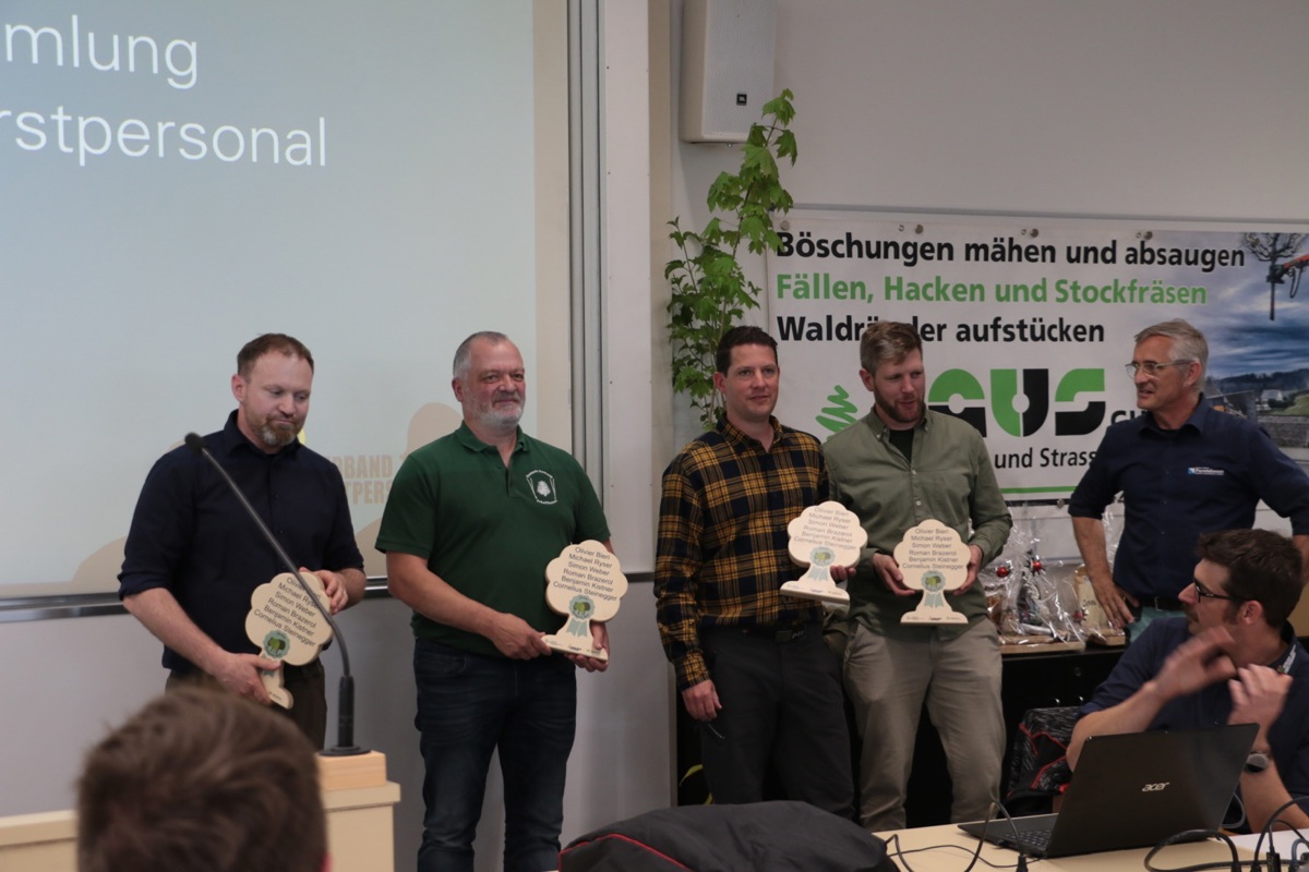 (Von links nach rechts): Olivier Bieri, Michael Ryser, Roman Brazerol, Benjamin Kistner sowie die abwesenden Cornelius Steinegger und Simon Weber wurden für ihre Leistungen als Ausbildner der Forstwartlernenden mit dem zweiten Zürcher Waldpreis ausgezeichnet. 