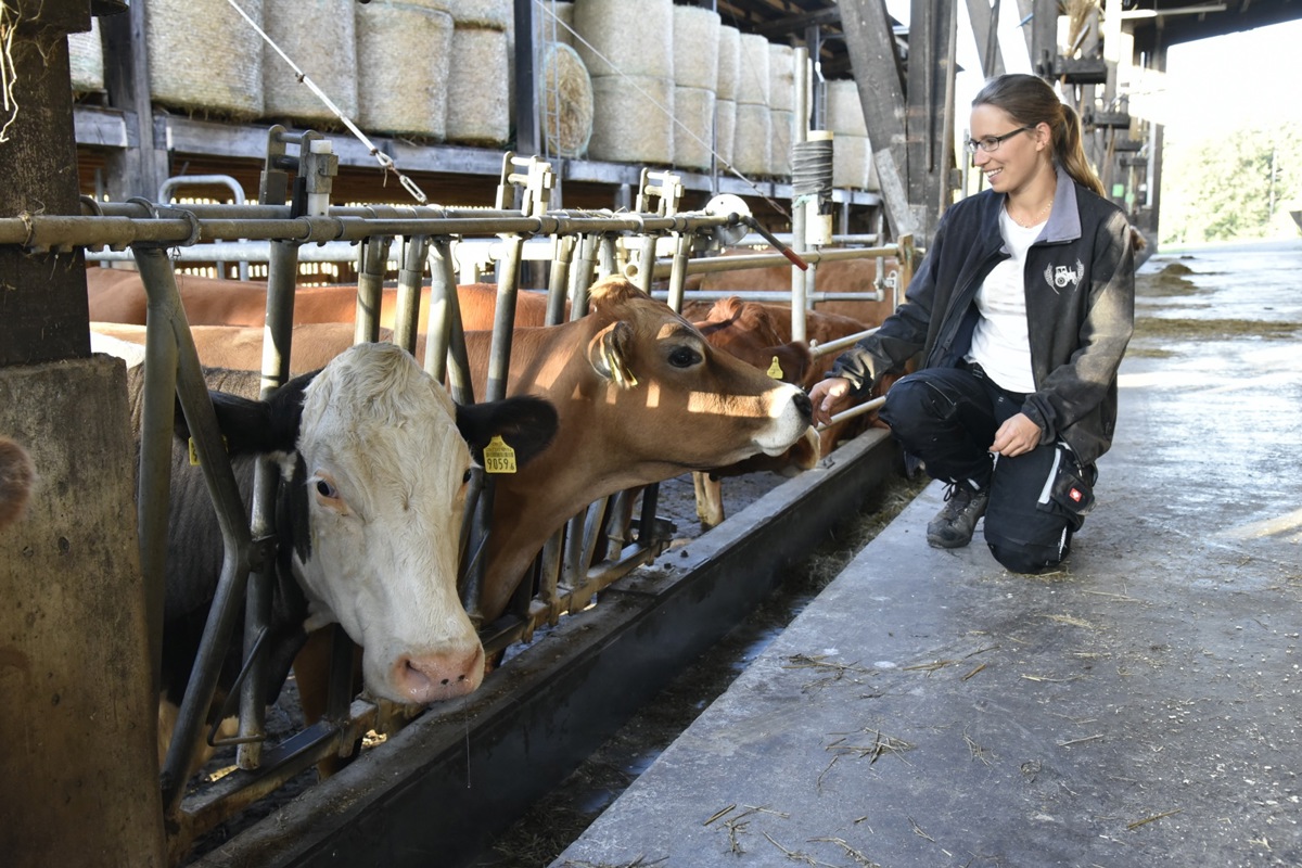 Caroline Weilenmann liebt die Arbeit im Stall und auf den Feldern.