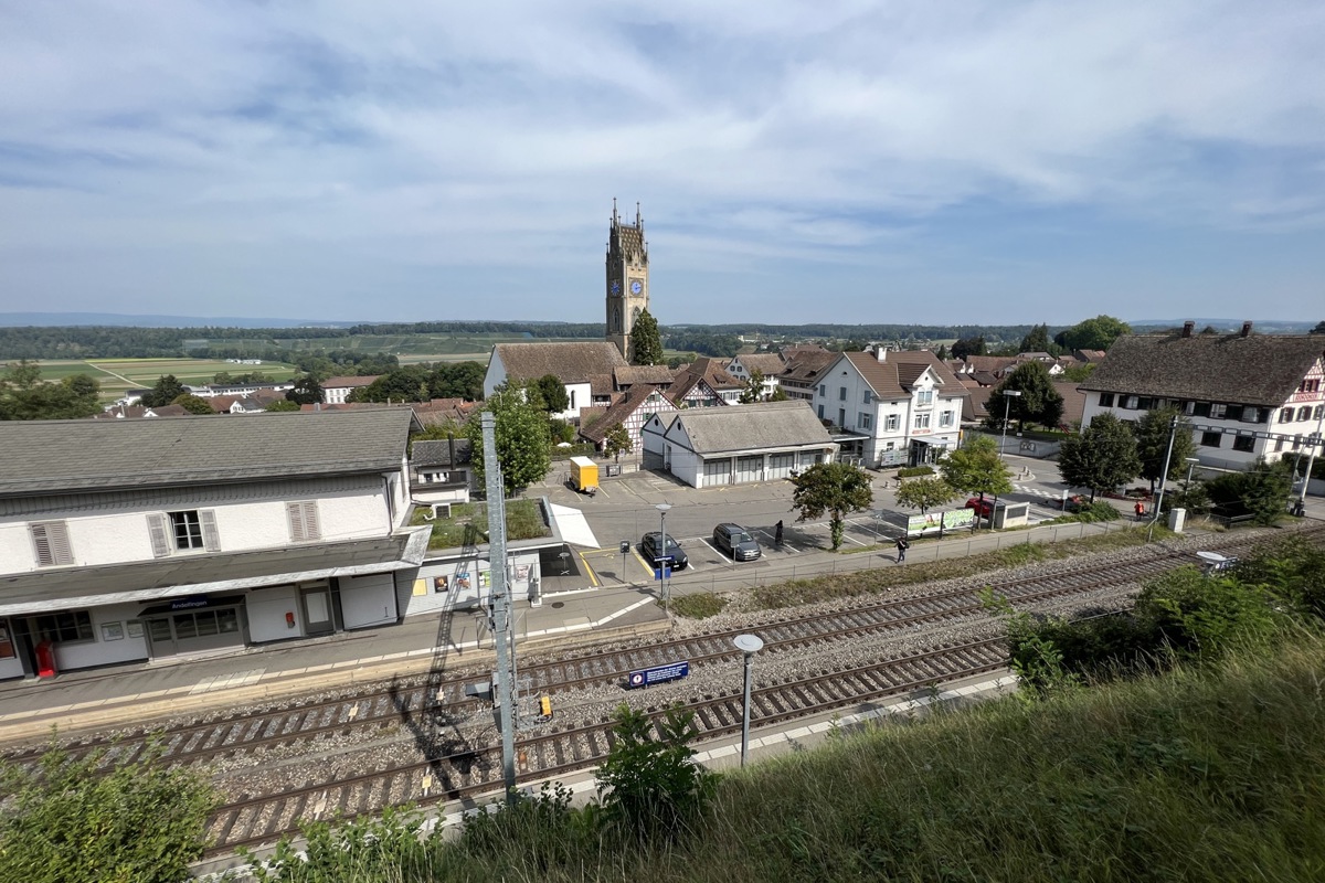Die Verteilstelle (Bildmitte mit Garagentoren) muss nicht zwingend am gleichen Standort sein wie die Postfiliale (Gebäude rechts davon).