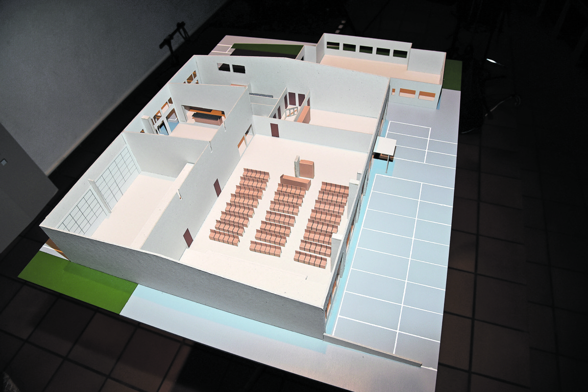 Gemeindemitglied Tom Fehr hat ein Modell aus Karton erstellt Gemeindemitglied Tom Fehr hat ein Modell aus Karton erstellt