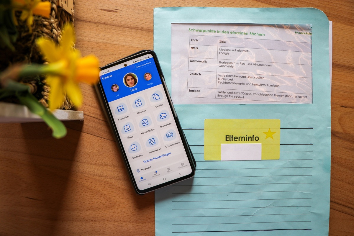 Gedruckte Informationen versus digitale: Viele Schulen führen zurzeit eine Kommunikations-App für den Austausch mit den Eltern ein. Ganz verschwinden wird die Postmappe aber wohl doch nicht.