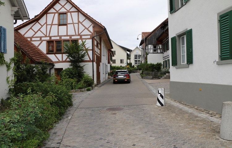 Eng, unübersichtlich, ohne Trottoir: Anwohner der hinteren Dorfstrasse (der Teil, der parallel zum Rhein verläuft) würden diese am liebsten ganz für motorisierten Verkehr sperren.
