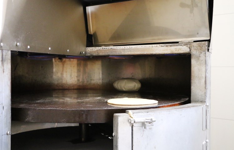 Im Ofen geht der Teigfladen so auf, dass sich eine obere und eine untere Hälfte bilden.