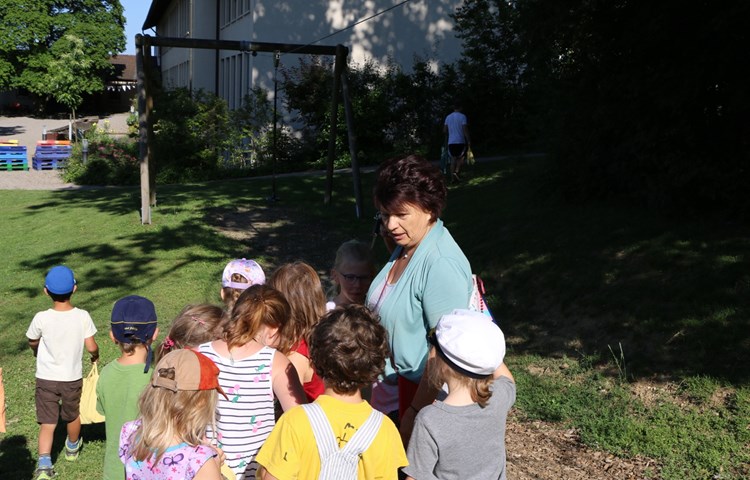 Am Freitag wird Gertrud Baumann am letzten Schultag zum letzten Mal von Kindergärtlern in Trüllikon umringt.