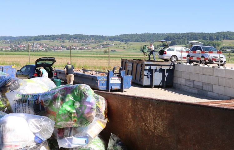 In der A4-Sammelstelle der Gemeinden Trüllikon, Marthalen und Benken können Plastiksäcke abgegeben werden.