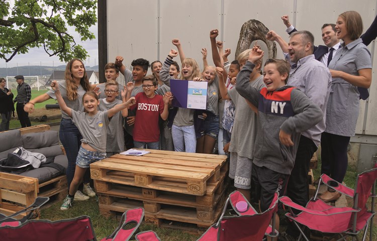 Die Kinder freuen sich über das Label «Kinderfreundliche Gemeinde», das Rüdlingen im August 2018 verliehen wurde.