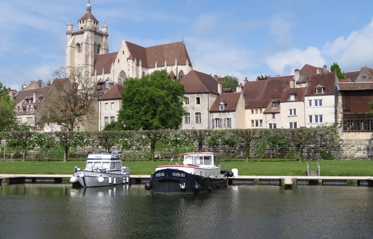 Vorbei an Dole, einer Stadt am Fluss Doubs.