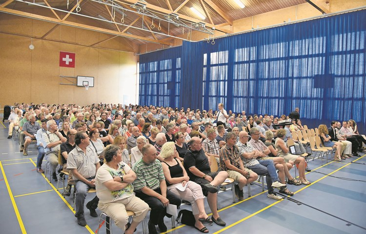 Um die beschlossene Einführung einer Grüngutsammlung in Flaach rückgängig zu machen, kamen fast 300 Stimmberechtigte an die Gemeindeversammlung. Diese fand in weiser Voraussicht in der Worbighalle statt.