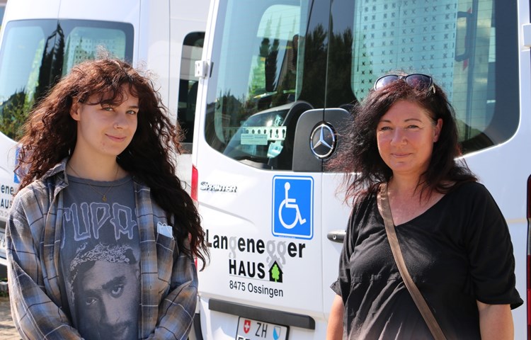 Olivia (l.) und Sandy Azzola haben sich beide für einen Pflegeberuf entschieden und gleichzeitig die Ausbildung in der Stiftung Langeneggerhaus gemacht.