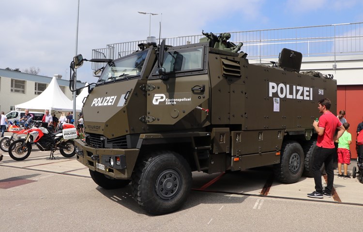 Das gepanzerte Mannschaftstransportfahrzeug (GMTF) hat die Kantonspolizei Zürich von der Schweizer Armee gemietet und ermöglicht der Polizei im Ernstfall sichere Einsätze bei Rettungsaktionen.
