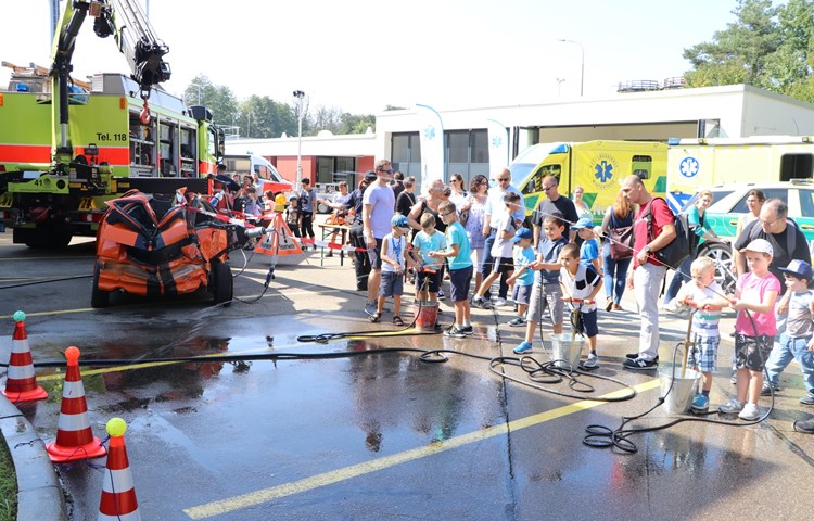 Bei der Feuerwehr konnten die Kinder sich im Wasserspritzen üben.