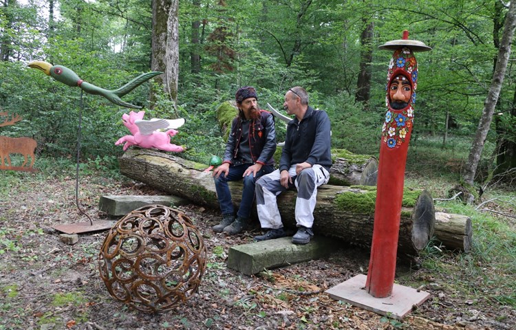 Heinrich Schorno (rechts) hat die Kunst-Wald-Ausstellung initiiert, an der unter anderem er und Erwin Schatzmann (links) ihre Werke zeigen.