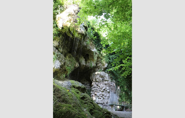 Die eindrückliche Tuffsteinnase im Schlosstobel. Dahinter befindet sich eine kleine Höhle, die sich im Kalktuff gebildet hat.