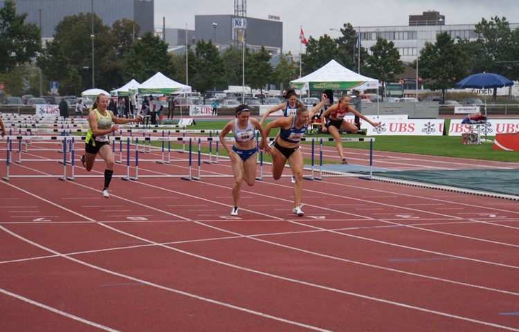 Knappe Entscheidung: Zwei Hundertstel fehlten Angelica Moser (vorne rechts) zu Gold über 100 Meter Hürden.