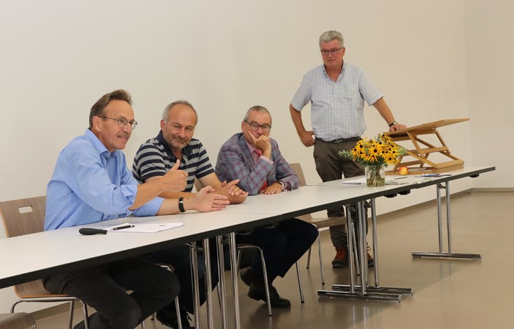 Von links: Manfred Bötsch, zehn Jahre lang Direktor des Bundesamts für Landwirtschaft, SVP-Kantonsrat Konrad Langhart, FDP-Ständerat Ruedi Noser und FDP-Kantonsrat Martin Farner referierten und diskutierten.