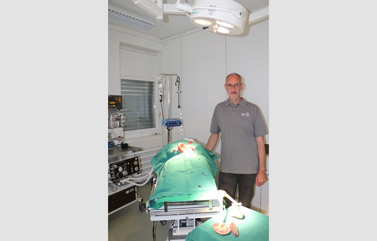 Klinikleiter Markus Trächsel im neuen, modernen Operationssaal.