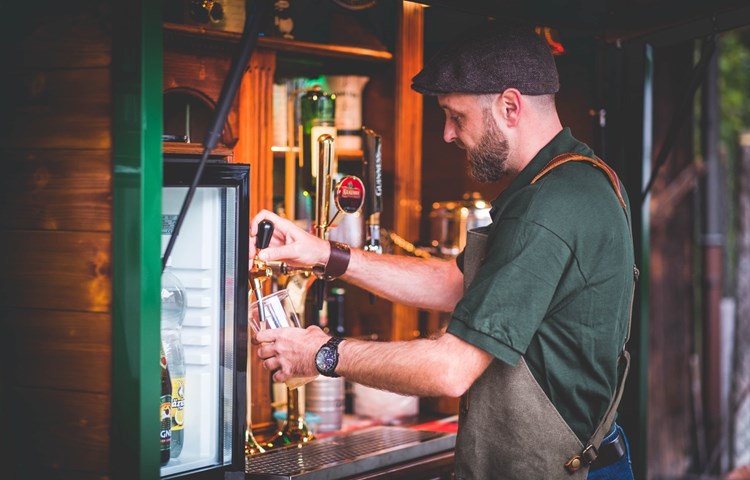 Das «O’Slaneys» kann gemietet werden – aber nur mit dem Pubchef. Er bedient die «zig» Zapfhähne, die nahrhaftes Guinness-Stout, leichteres Kilkenny-Ale und weitere irische Biere hergeben.