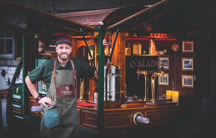 Stephan Widmer hat das rollende Irish Pub O'Slaneys gebaut.