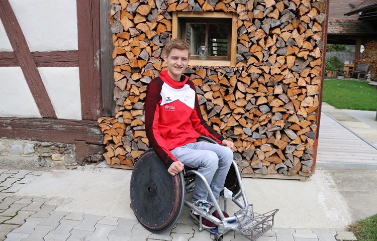 Yves Langhard in seinem Sportrollstuhl. Das Metallgitter am vorderen Ende dient dazu, sich im Rollstuhl des Gegenspielers einzuhaken. «Meine Aufgabe ist es, für die schnelleren Mitspieler den Weg frei zu blocken», sagt der Stammheimer.