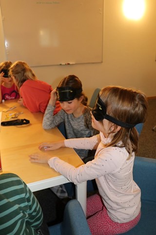 Die Kinder lernten Hilfsmittel für Blinde, wie einen Würfel, kennen …