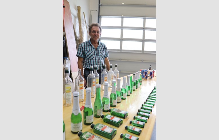 Der Henggarter Landwirt Andreas Furrer hat in etwas mehr als einem Jahr auf wenigen Hundert Metern Wiesenbord über 100 Glasflaschen und weiteren Abfall eingesammelt. Kommen Glassplitter oder Aludosen ins Viehfutter, wird es für die Tiere gefährlich.