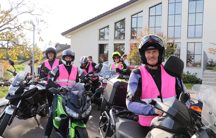 Einige der Mitglieder des Organisationsteams mit ihren pinken Westen. Sie freuen sich auf die Ausfahrt mit den rund 80 anderen Motorrädern.