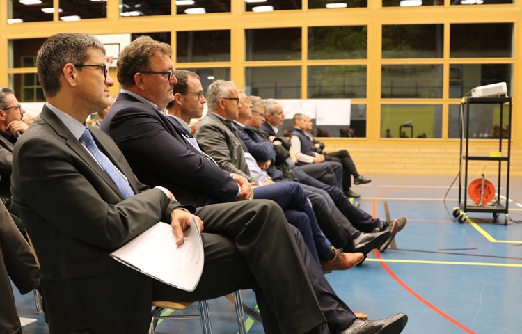 V. l.: Markus Traber, Otto Noger und Claudio Spagnolo nahmen Stellung zu den Erwällen. Daneben in der ersten Reihe die Gemeindepräsidenten von Adlikon, Andelfingen und Kleinandelfingen.