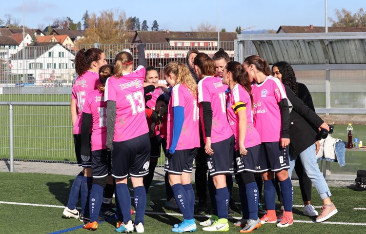 Seit September spielen die Frauen des FC Ellikon/Marthalen in neuen Trikots – daheim in Dunkelblau, auswärts in Pink.