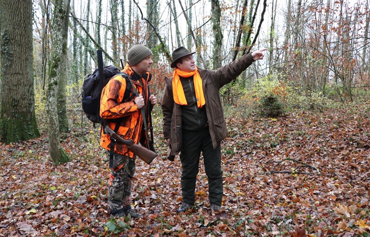 Jagdleiter Johannes Rupp (rechts) instruiert einen Jäger, wo sein Stand ist und in welche Richtungen er schiessen darf.