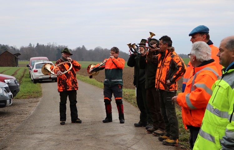 Fünf Jagdhornbläser begrüssen die Teilnehmer morgens um 8 Uhr, anschliessend werden die Jagdregeln vorgelesen.