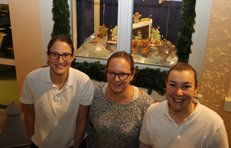 Sie stehen stolz vor den Kreationen ihrer Lehrlinge: Die Co-Betriebsleiterinnen Janina Eriksson und Cornelia Diaz und die Praxisbildnerin Judith Schmid (von links).