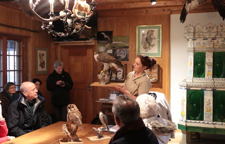 Über dessen Probleme im Winter sowie denjenigen weiterer Greifvögel erzählte Amber Gooijer (rechts stehend) am Samstag im Rahmen einer Führung.
