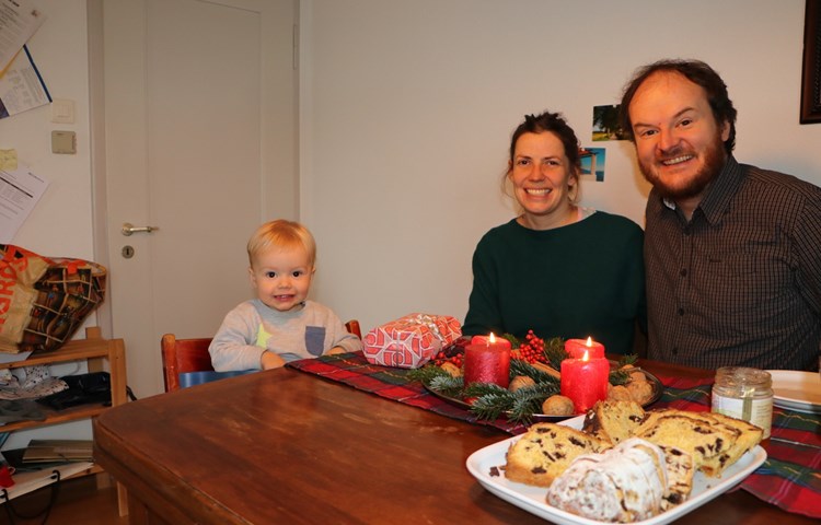 Christine Hämmerling, Hannes Brüggemann und Sohn Jonah laden am Heiligabend in ihre Stube im Pfarrhaus ein.