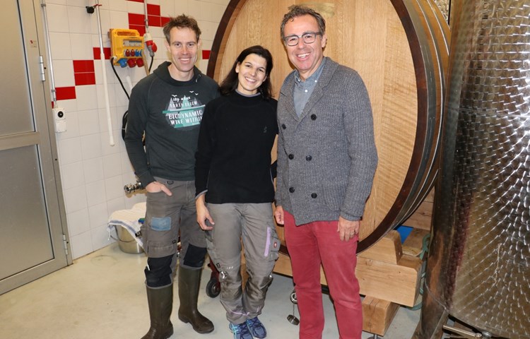 Cédric und Nadine Besson-Strasser freuen sich darauf, mit Daniel Fink (r.) und vier weiteren Weinbau-Fans wieder Flurlinger Wein zu produzieren und so die Weinbautradition mit modernen, biodynamischen Mitteln weiterzuführen.