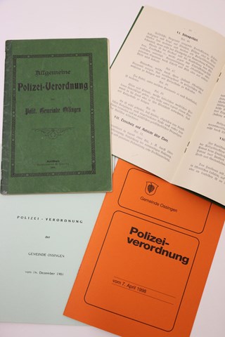 Im Gemeindearchiv Ossingen lagern alle Versionen der Polizeiverordnung seit 1914. Die älteste war in vielen Punkten bis aufs Wort identisch mit jener, die in Unterstammheim heute noch offiziell in Gebrauch ist (siehe Kasten).