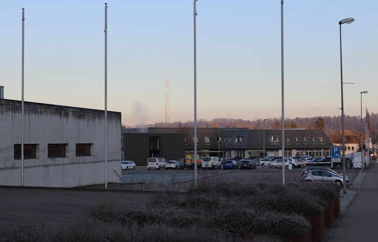 Zwischen AZA und Silidur, in der Nähe der Dreifachhalle (links), soll die 50-Meter-Antenne gebaut werden. Der Widerstand ist gross.