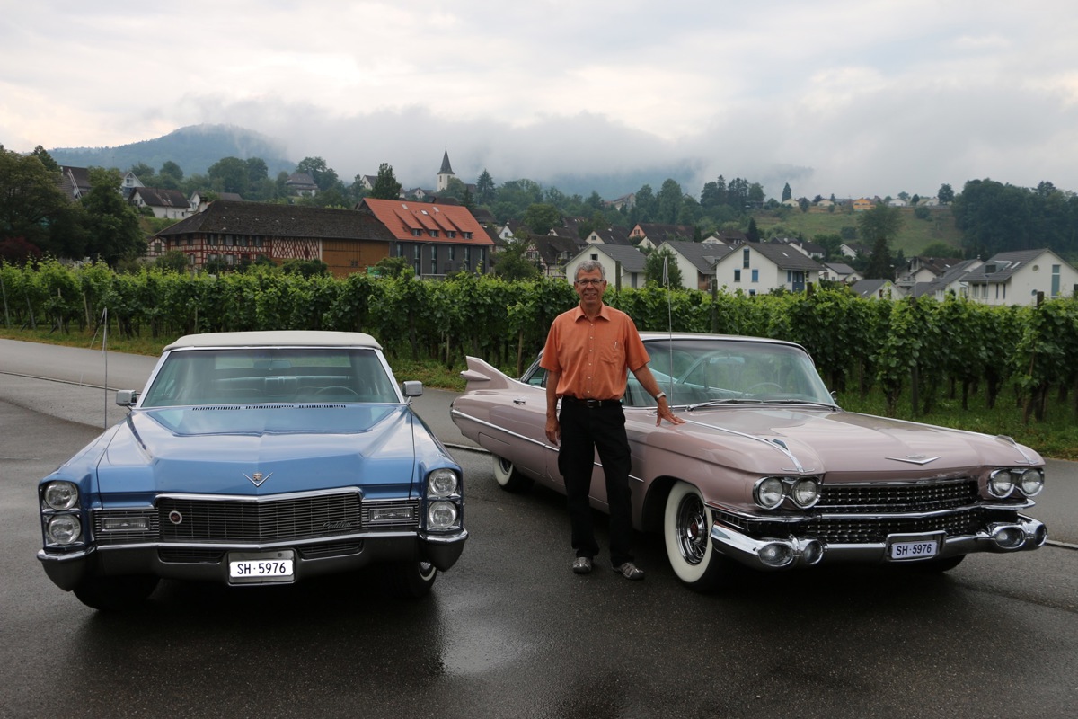 Beat Frauenfelder liebt Autos mit flüsternden Motoren und komfortabler Ausstattung – das hellblaue Cabrio von 1968 und der pinke 59er De Ville sind Paradebeispiele.