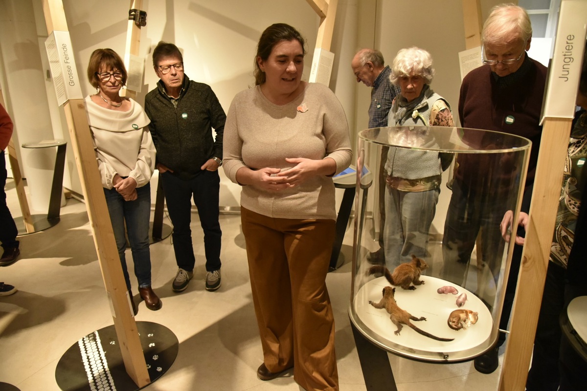 Sabrina Schnurrenberger, Kuratorin Biologie des Naturmuseums (Mitte), führte bei der Eröffnung durch die zurückgekehrte Ausstellung.