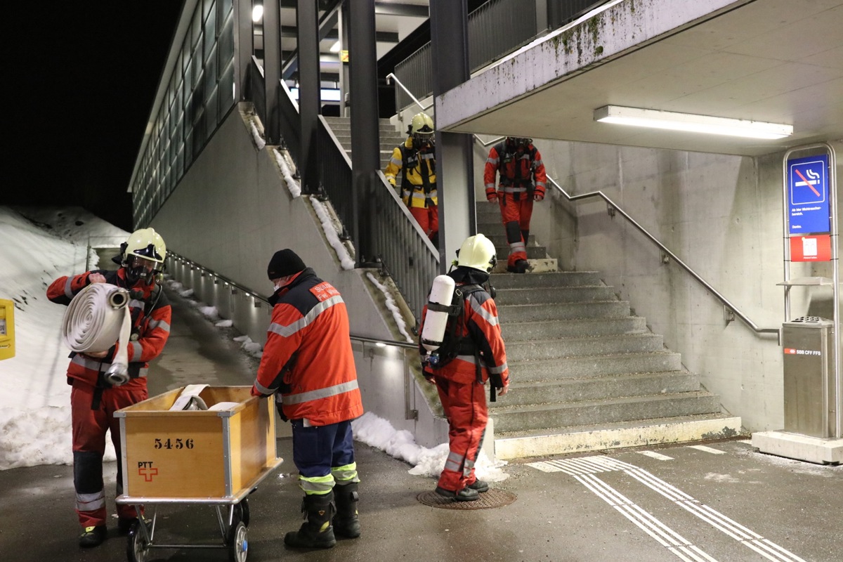 Der Bahnhof als Übungsgelände für den Atemschutz-Leistungstest: Auf der Rampe mussten je zwei Schlauchrollen getragen und die Treppe acht Mal rauf und runter gegangen werden.