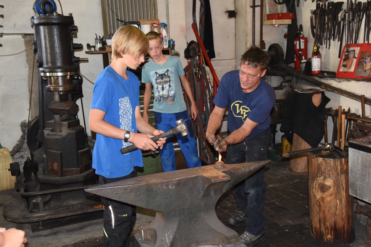 Unter der Anleitung von Walter Frehner (rechts) lernten jeweils acht Mädchen und Jungen die harte Arbeit des Schmieds kennen. Beide Kurse waren bereits acht Minuten nach der Ausschreibung ausgebucht. Unter der Anleitung von Walter Frehner (rechts) lernten jeweils acht Mädchen und Jungen die harte Arbeit des Schmieds kennen. Beide Kurse waren bereits acht Minuten nach der Ausschreibung ausgebucht.