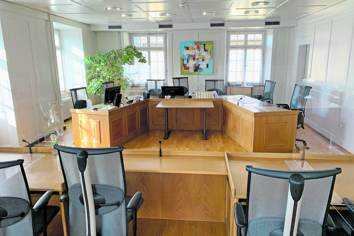 Im Andelfinger Gerichtssaal ging es am Donnerstag um Drohung und Gewalt gegenüber Beamten. Im Andelfinger Gerichtssaal ging es am Donnerstag um Drohung und Gewalt gegenüber Beamten.