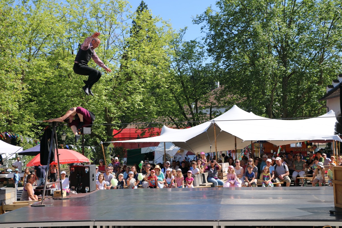 Am Inselfestival gibts von früh bis spät etwas zu bestaunen … wie 2017 schon Akrobatik auf dem Klosterplatz …