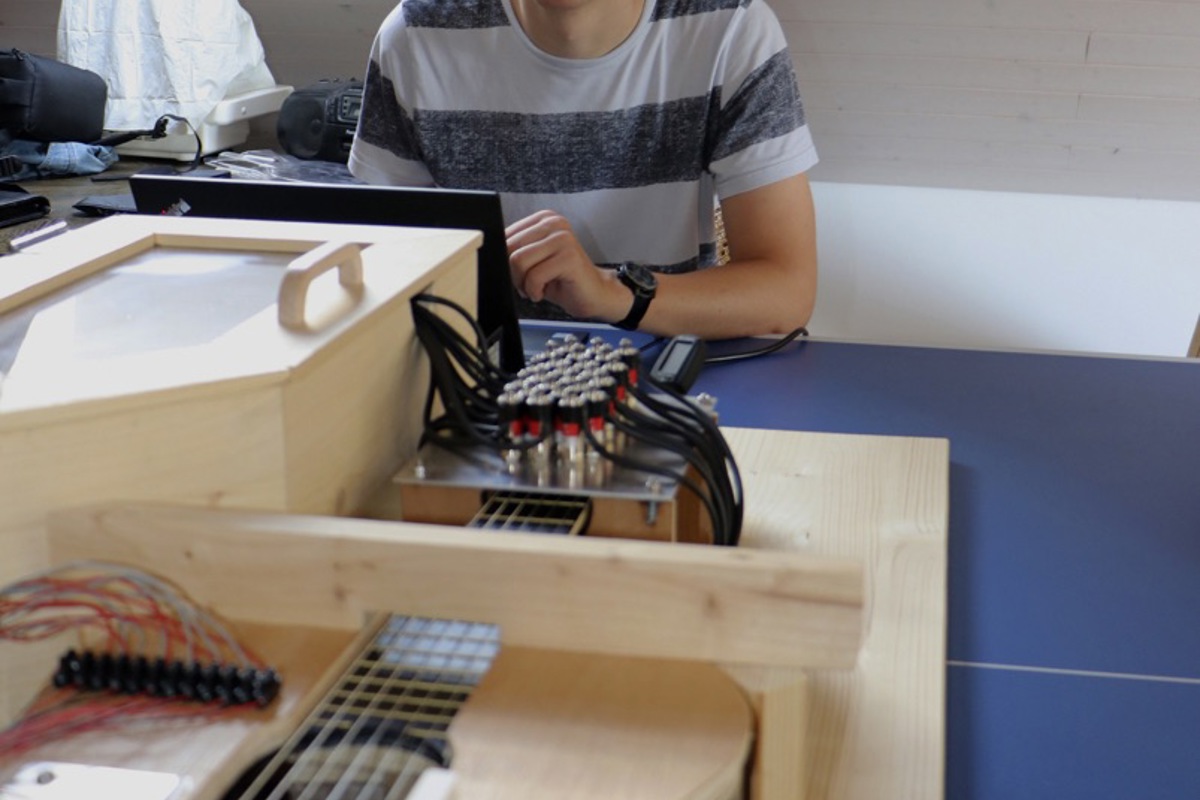 Der Andelfinger Raphael Bordt hat im Rahmen seiner Maturarbeit eine selbstspielende Gitarre konstruiert.