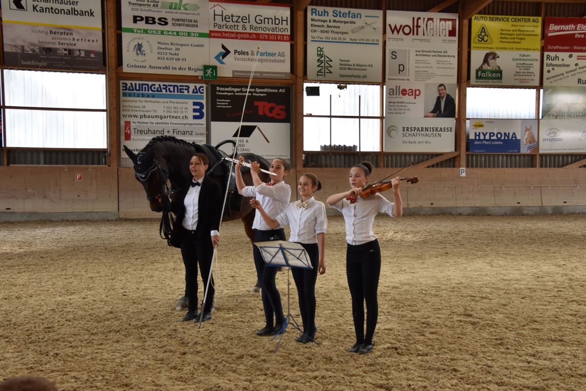 Trainerin Yvette Rothweiler (ganz links) führte das Turnteam zum Thema Orchester in die Halle. Es war einer der ersten Auftritte von Voltige Centauri.
