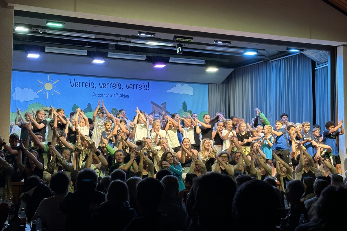 Nach geschafftem Umzug feierte die gesamte Rheinauer Turnfamilie eine grosse Einweihungsparty im neuen Zuhause. Nach geschafftem Umzug feierte die gesamte Rheinauer Turnfamilie eine grosse Einweihungsparty im neuen Zuhause.