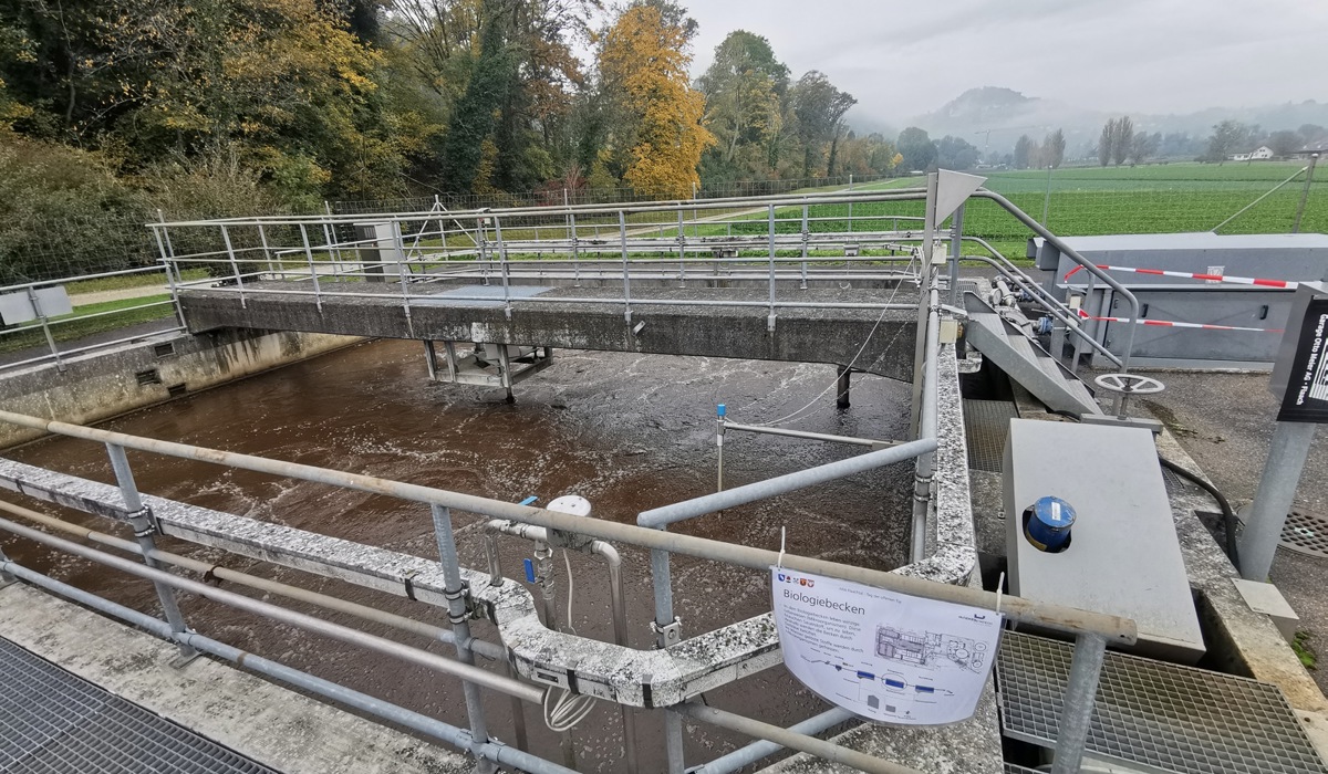 in-die-biologiebecken-wird-sauerstoff-hineingeblasen-dieser-ist-fu-r-die-im-wasser-lebenden-mikroorganismen-u-berlebensnotwendig.jpg in-die-biologiebecken-wird-sauerstoff-hineingeblasen-dieser-ist-fu-r-die-im-wasser-lebenden-mikroorganismen-u-berlebensnotwendig.jpg