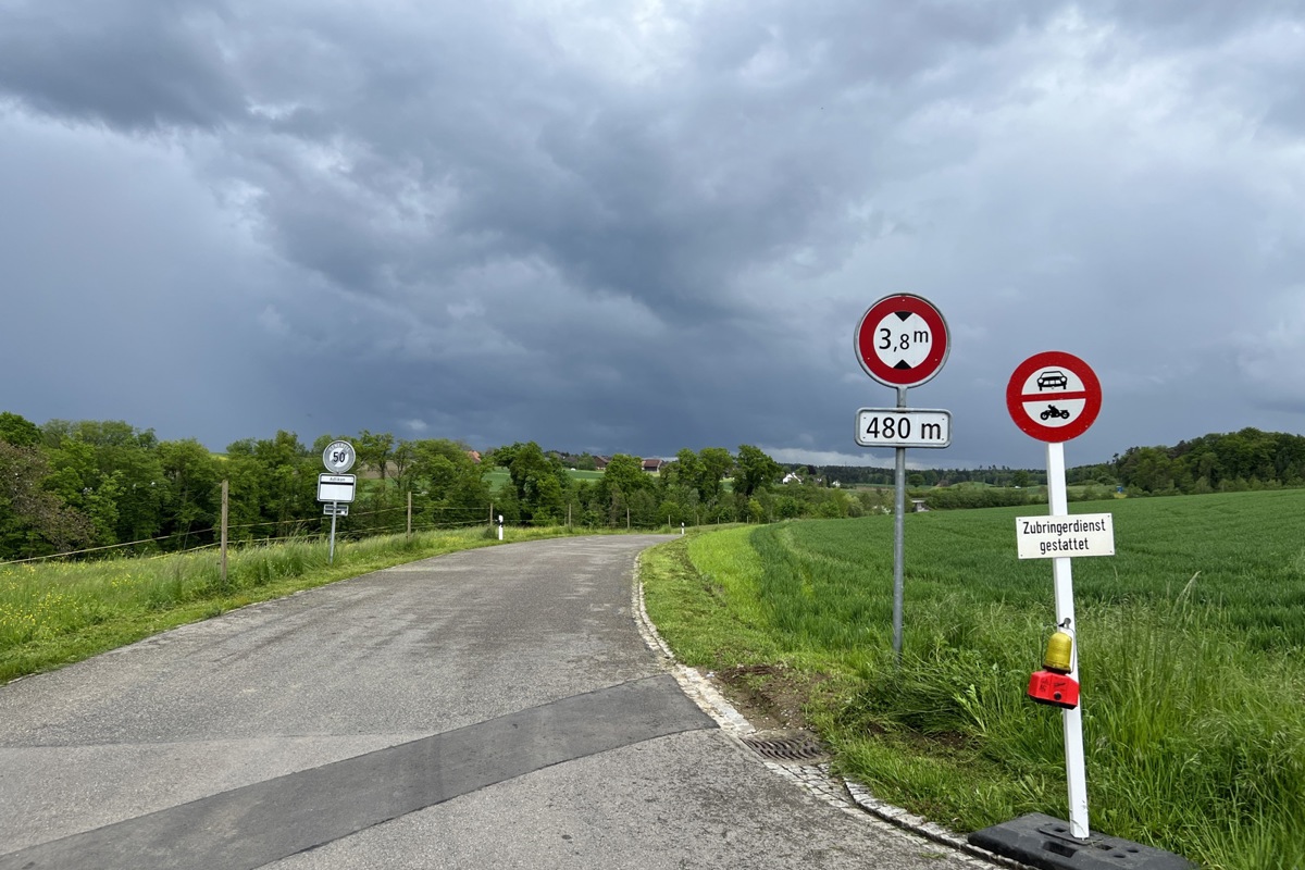 Das Dorf Adlikon soll nicht länger für den Ausweichverkehr genutzt werden und wurde deshalb gesperrt.