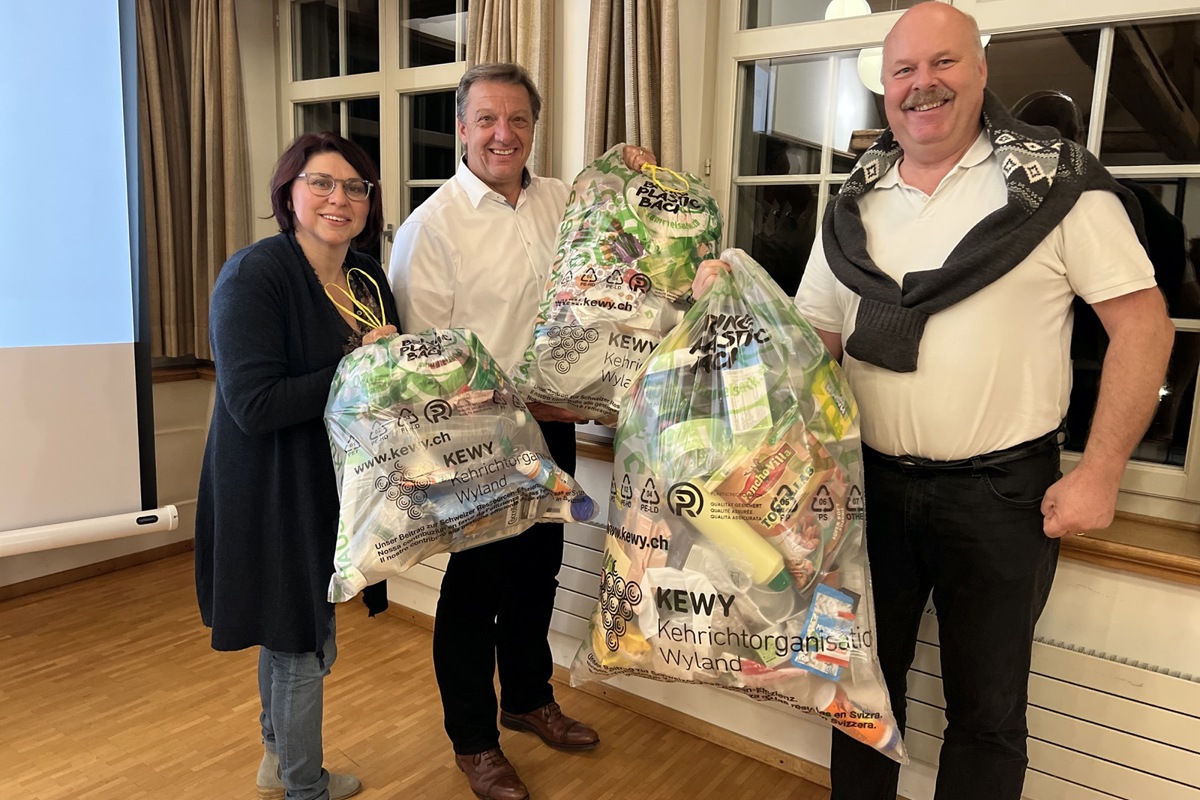 Stolz zeigt der wiedergewählte Vorstand mit Conny Dünki Stolz zeigt der wiedergewählte Vorstand mit Conny Dünki